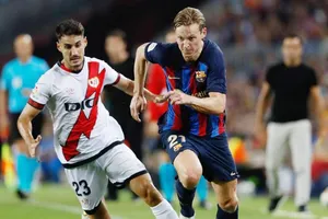 Tiền vệ Frenkie de Jong chơi đầy nỗ lực trong 30 phút cuối.