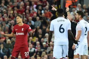 Darwin Nunez nhận thẻ đỏ trong ngày ra mắt ở Anfield và Liverpool phải chia điểm. Ảnh: Getty Images