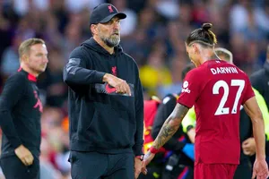 HLV Jurgen Klopp thất vọng sau chiếc thẻ đỏ của Darwin Nunez. Ảnh: Getty Images