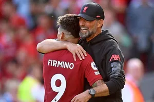 HLV Jurgen Klopp chia vui với người hùng Roberto Firmino. Ảnh: Getty Images