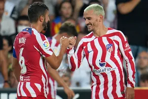 Antoine Griezmann (phải) vào sân ghi bàn giúp Atletico Madrid giành chiến thắng.