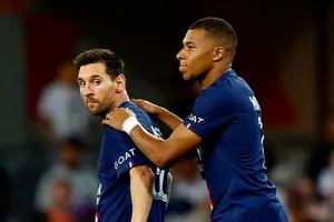 Lionel Messi chẳng vui gì khi phải chấp nhận làm “cái bóng” của Kylian Mbappe tại PSG.