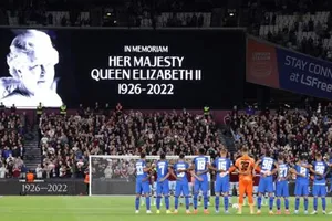 Thế giới bóng đá đang bày tỏ sự tôn kính đối với Nữ hoàng Elizabeth II.