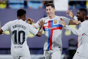 Robert Lewandowski tiếp tục phong độ ghi bàn sung mãn và Barca lại thắng lớn.