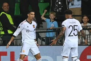 Cristiano Ronaldo phấn khích thực hiện pha ăn mừng quen thuộc.