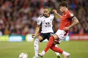 Nottingham Forest (phải) lộ ra nhiều vấn đề ngay cả trước một tân binh như Fulham.