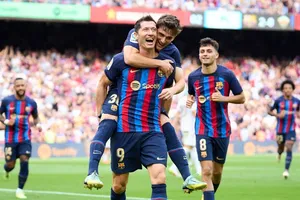 Robert Lewandowski tiếp tục ghi bàn giúp Barca chiến thắng.