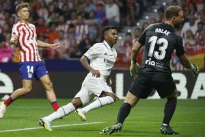 Rodrygo trong pha thoát xuống dứt điểm một chạm đầy cảm giác ghi bàn mở tỷ số. 
