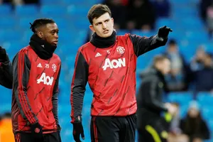 Man.United mua Harry Maguire (phải) và Aaron Wan-Bissaka quá đắt so với giá trị thực.
