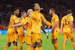 Hà Lan giành chiến thắng thứ 5 sau 6 trận bất bại, vào vòng chung kết đầy thuyết phục.