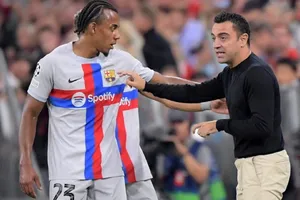 HLV Xavi Hernandez sẽ không có tân binh xuất sắc Jules Kounde khoảng 4 tuần.