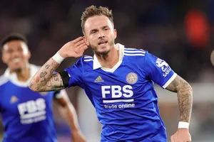 James Maddison dẫn dắt Leicester giành chiến thắng đầu tiên. Ảnh: Getty Images