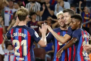 HLV Xavi từng bước xây dựng nên một đội hình chiến thắng dù không có Messi.