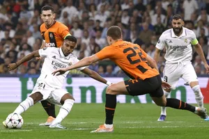 Real Madrid đánh bại Shakhtar Donetsk 2-1 để giành quyền kiểm soát bảng F.