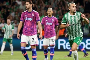 Cú đúp của Omer Atzili (phải) vùi Juve vào khủng hoảng.