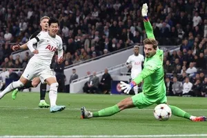 Son Heung-min tỏa sáng với cú đúp giúp Tottenham ngược dòng.