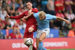 Andy Robertson kiểm soát tốt Erling Haaland giúp Liverpool thắng Community Shield. 