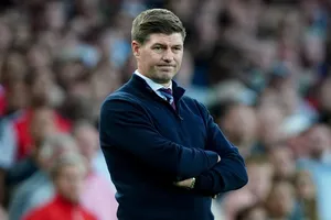 HLV Gerrard chỉ còn 2 trận quyết định cho đến cuối tuần để “giữ ghế”. Ảnh: Getty Images