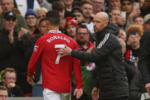 Cristiano Ronaldo đầy khó chịu khi bị thay ra hồi cuối tuần. Ảnh: Getty Images