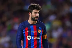 Gerard Pique bị người hâm mộ huýt sáo sau khởi đầu thất vọng.
