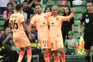 Antoine Griezmann lập công trực tiếp từ một quả phạt góc.