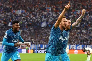 Tottenham tiến vào vòng 1/8 Champions League theo cách khó khăn nhất.
