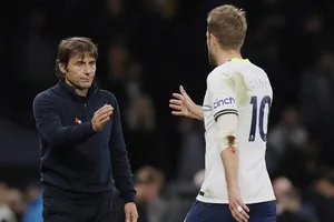 HLV Antonio Conte thất vọng sau thất bại trước Liverpool trên sân nhà. Ảnh: Getty Images 