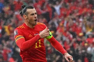 Gareth Bale mừng bàn quyết định giúp Xứ Wales kết thúc 64 năm chờ đợi World Cup.