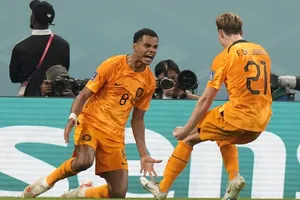 Cody Gakpo và Frenkie de Jong mừng bàn thắng quan trọng.