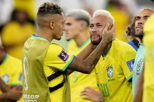 Neymar khóc nức nở sau thất bại cay đắng trước Croatia.