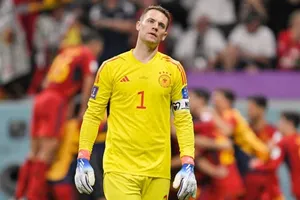 Đội trưởng tuyển Đức và Bayern Munich, Manuel Neuer đã bị gãy chân lúc trượt tuyết.