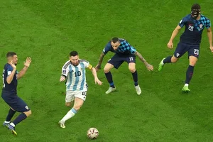 Lionel Messi cần năng lượng để thực hiện những pha xuyên phá như thế này.