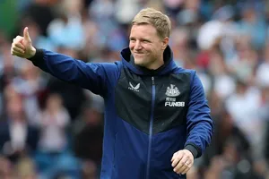 HLV Eddie Howe không chịu nhiều áp nên Newcastle cứ… nhắm mắt mà đá.