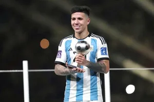 Enzo Fernandez và giải thưởng Cầu thủ trẻ xuất sắc nhất World Cup 2022.