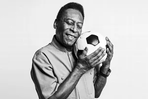 Pele làm trên sân bóng không đơn thuần là chơi bóng và ghi bàn, mà đó là viết ra định nghĩa về bóng đá đẹp. 