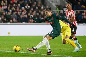 Dù đi bóng qua cả thủ môn nhưng Darwin Nunez vẫn không thể ghi bàn.