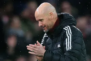 HLV Erik ten Hag hiếm hoi nhìn thấy nở nụ cười.