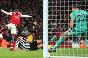 Thủ thành Nick Pope đã xuất sắc góp phần hóa giải nỗ lực ghi bàn của chủ nhà.