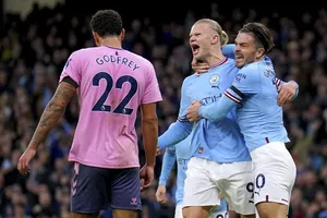 Erling Haaland phản ứng hướng về hậu vệ Ben Godfrey của Everton sau khi ghi bàn mở tỷ số.