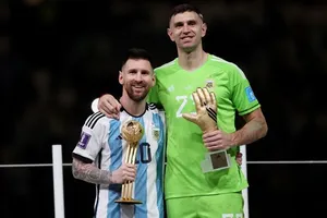 Lionel Messi và thủ môn Emiliano Martinez dẫn đầu trong hạng mục của mình.