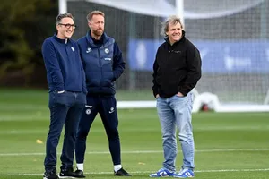 Các ông chủ Chelsea không có ý định sa thải HLV Graham Potter (giữa).