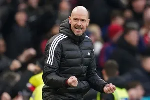 HLV Erik ten Hag tuyên bố đội hình của ông không nghĩ về danh hiệu vào thời điểm này.