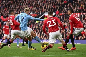 Không thể trách Erling Haaland kém mà phải khen hàng hậu vệ Man.United đã chơi quá hay.