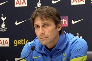 HLV Antonio Conte không hài lòng khi là người phải trả lời mọi câu hỏi về CLB.
