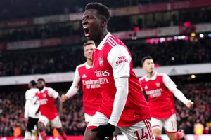 Pha ghi bàn phút 90 của Eddie Nketiah đã giúp Arsenal lội ngược dòng giành chiến thắng 3-2.