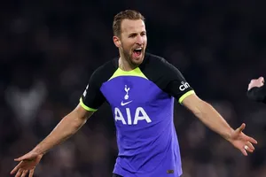 Harry Kane mừng pha ghi bàn đi vào lịch sử Tottenham.