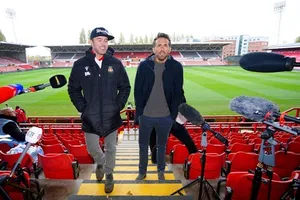 Hai ngôi sao điện ảnh Hollywood là Ryan Reynolds và Rob McElhenney bỏ tiền nắm quyền kiểm soát CLB Wrexham AFC vào năm 2021