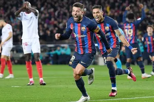 Barcelona gia tăng cách biệt ở ngôi đầu La Liga lên 8 điểm sau chiến thắng 3-0 trước Sevilla.