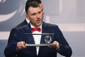 Marcin Oleksy trở thành người cụt chân đầu tiên đoạt giải FIFA Puskas.