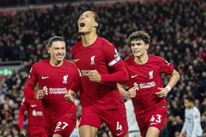 Virgil van Dijk mừng pha lập công mở đường đến thắng lợi quan trọng của Liverpool.